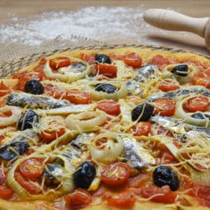 Pizza de l'été sardines, fenouil et tomates