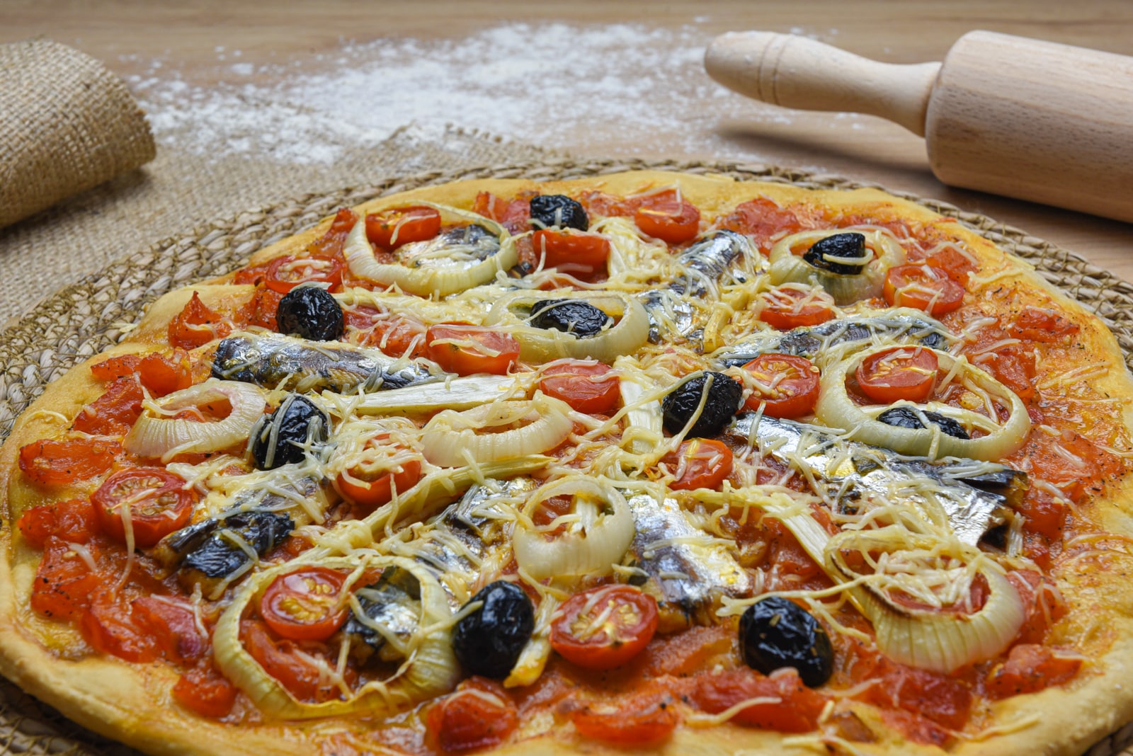 Pizza de l'été sardines, fenouil et tomates